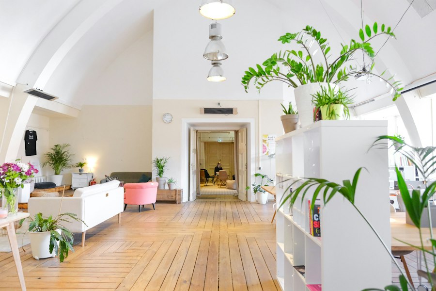 Espacio interior luminoso con plantas y madera.